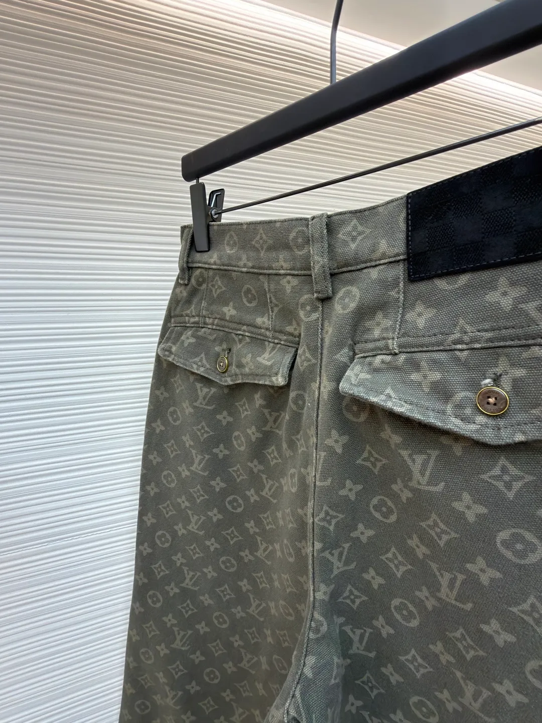 LOUIS VUITTON full-print jacquard pocket trousers and jeans ●Original version: Purchased and developed for 15900 ●Item number: 1682470-B45 ●Material: denim fabric ●Technology: jacquard production ●Color: vintage green ●Version: fitted version ●Weight: about 925 grams ●Size: 28-30-32-34-36 ●Description: These Louis Vuitton all-over printed presbyopia overalls are made of heavy twill denim. The fabric has been stone washed and distressed to create a soft and skeletal texture, while giving the pants a retro distressed tone. The body of the trousers adopts the all-over printing process of the brand's classic presbyopic pattern. The printing is processed by digital direct printing and high-temperature color fixation. The color reproduction is high and is not easy to fade and crack. The workwear-style large pockets are made with three-dimensional tailoring technology. The bag mouth is reinforced with double-needle stitching, which combines practicality and design. The waistband adopts a classic button-zipper opening and closing design, with adjustable trousers details. The trousers are straight-cut and have raw edges. The overall fabric processing and structural sewing follow the brand's high-end clothing technology. Every seam is precisely positioned to make the trousers crisp and durable, perfectly integrating classic presbyopic elements and workwear style. The overall wiring is straight and delicate, the fabric is comfortable and soft, and the color is consistent without color difference. It can be matched with the same style to create a fashionable look and control various occasions. Customized accessories, complete with three standards, same style for men and women!
